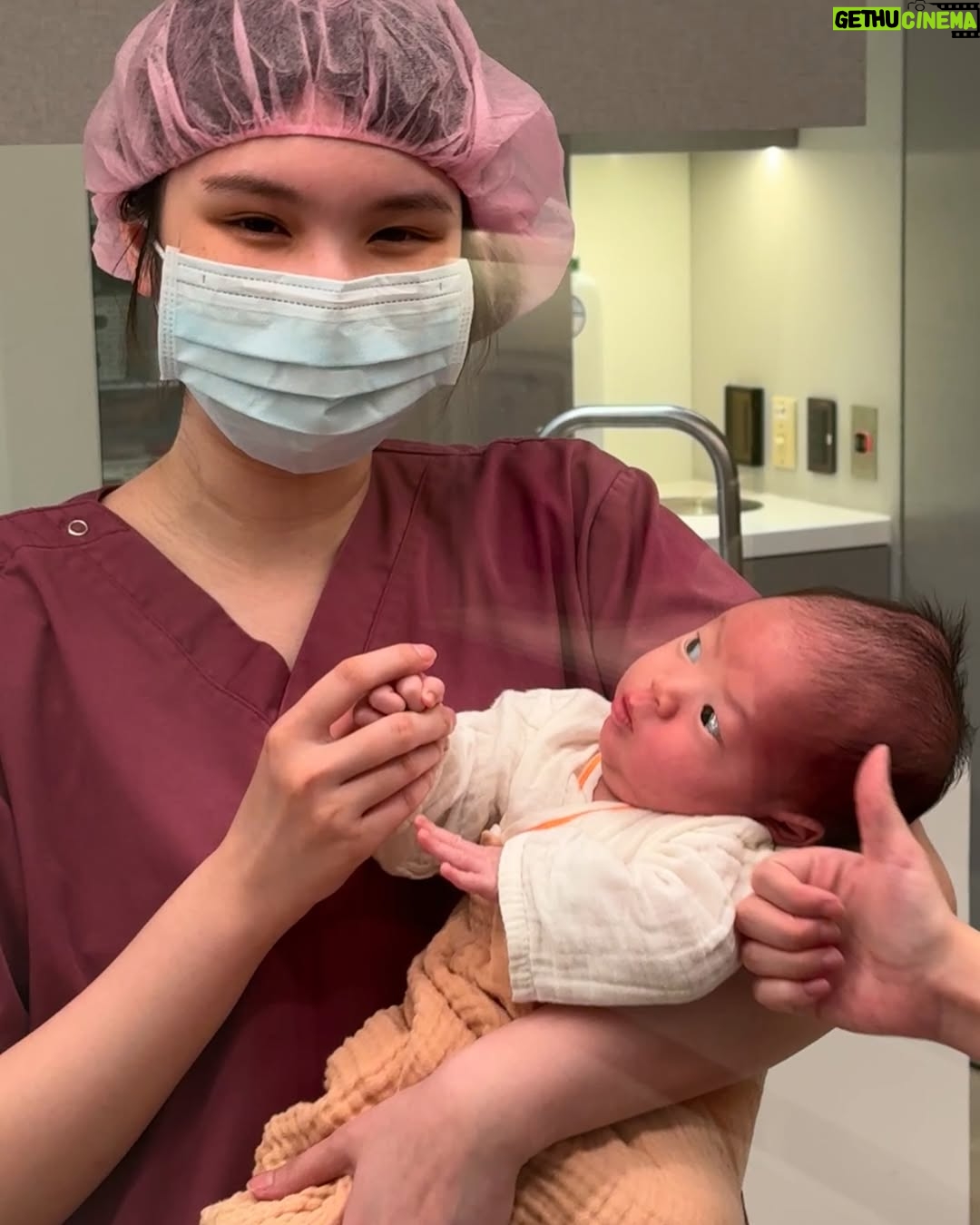 Nini Ouyang - 29.6K Likes - 我從小就認為，能讓自己真正快樂真正幸福的，從來都不是因為獲得任何物質，真正讓自己難過痛苦的，也從來都不是失去任何物質。

親人的離開，寵物的誕生，寵物的離開，再到孩子的出生，我更深信不疑！

沒有想過這是目前唯一一次讓我感受到花錢，原來也有機會感受到快樂跟幸福….但那是因為有他們！

這裡不是月中，這裡像另一個家～

謝謝你們每一位對睦睦的疼愛跟寵溺，每天群組裡快百張的各種照片，三不五時給媽媽情緒價值的鼓勵，下班時間都過了一兩個小時還在陪玩寶寶的心，交班的時候還要抱著寶寶交，一大早或大半夜交奶都能看到邊哄寶寶邊笑的臉，哭鬧時透過玻璃都能感受到你們的呵護，對於每個問題都不厭其煩細心的解說教學，還有好多用眼睛就能感受到愛的瞬間～～

記得要走的前兩天，某位護理師把睦睦送來房間要走的時候，murmur的說了句：「怎麼辦，好捨不得」

我們很幸運，睦睦很幸福，出生來到這個世界的一開始就遇到這樣的你們，為他把屎把尿洗澡刷牙，睡前的最後一眼跟起床的第一眼，即使他以後不會記得，這段時間互動的溫度，一定會陪著他很久很久～

謝謝你們從事這個很重要的工作，更謝謝你們依然保有這樣的愛，愛著來這裡的每一個寶寶！

其實你們大可以做好專業的工作就好，因為多投入的那些情感，在離別時總會伴隨著難過一次次的襲來，但你們依然用真心交換，就像最後幾天，你們說可不可少叫睦睦回房間讓你們多抱抱他多跟他相處～你們不只是上班，你們還付出了感情！

就像拍片一樣，在人生的某個階段某個時光裡，可能會遇到一群相處融洽，真心喜歡的夥伴，然後時間流逝，沒有不散的宴席，縱使未來的路上不一定會再相遇，但離別時，總會因為付出真心相處過，捨不得湧上心頭。此刻的我，正在消化這樣的情緒….

每次洗水果給你們吃、買飲料給你們，分享小東西，又或者聊天拉低賽，這些都毫不起眼，但那些當下，都是我跟妮妮會主動想到你們的心～

感謝緣分讓我們這個小家庭能遇到這麼棒的你們！承接起你們的愛，陪伴教育睦睦未來成為一個像你們一樣，散發溫暖給身邊的人！

未來的路上就算真的不會再遇到了，此刻我也真心誠意的給予滿滿的祝福，並謝謝你們，希望你們每一位都平安健康快樂的繼續散佈溫暖！

#木芯