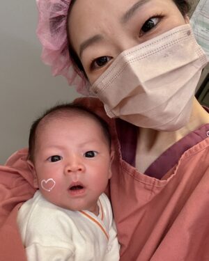 Nini Ouyang Instagram - 我從小就認為,能讓自己真正快樂真正幸福的,從來都不是因為獲得任何物質,真正讓自己難過痛苦的,也從來都不是失去任何物質。
親人的離開,寵物的誕生,寵物的離開,再到孩子的出生,我更深信不疑!
沒有想過這是目前唯一一次讓我感受到花錢,原來也有機會感受到快樂跟幸福….但那是因為有他們!
這裡不是月中,這裡像另一個家~
謝謝你們每一位對睦睦的疼愛跟寵溺,每天群組裡快百張的各種照片,三不五時給媽媽情緒價值的鼓勵,下班時間都過了一兩個小時還在陪玩寶寶的心,交班的時候還要抱著寶寶交,一大早或大半夜交奶都能看到邊哄寶寶邊笑的臉,哭鬧時透過玻璃都能感受到你們的呵護,對於每個問題都不厭其煩細心的解說教學,還有好多用眼睛就能感受到愛的瞬間~~
記得要走的前兩天,某位護理師把睦睦送來房間要走的時候,murmur的說了句:「怎麼辦,好捨不得」
我們很幸運,睦睦很幸福,出生來到這個世界的一開始就遇到這樣的你們,為他把屎把尿洗澡刷牙,睡前的最後一眼跟起床的第一眼,即使他以後不會記得,這段時間互動的溫度,一定會陪著他很久很久~
謝謝你們從事這個很重要的工作,更謝謝你們依然保有這樣的愛,愛著來這裡的每一個寶寶!
其實你們大可以做好專業的工作就好,因為多投入的那些情感,在離別時總會伴隨著難過一次次的襲來,但你們依然用真心交換,就像最後幾天,你們說可不可少叫睦睦回房間讓你們多抱抱他多跟他相處~你們不只是上班,你們還付出了感情!
就像拍片一樣,在人生的某個階段某個時光裡,可能會遇到一群相處融洽,真心喜歡的夥伴,然後時間流逝,沒有不散的宴席,縱使未來的路上不一定會再相遇,但離別時,總會因為付出真心相處過,捨不得湧上心頭。此刻的我,正在消化這樣的情緒….
每次洗水果給你們吃、買飲料給你們,分享小東西,又或者聊天拉低賽,這些都毫不起眼,但那些當下,都是我跟妮妮會主動想到你們的心~
感謝緣分讓我們這個小家庭能遇到這麼棒的你們!承接起你們的愛,陪伴教育睦睦未來成為一個像你們一樣,散發溫暖給身邊的人!
未來的路上就算真的不會再遇到了,此刻我也真心誠意的給予滿滿的祝福,並謝謝你們,希望你們每一位都平安健康快樂的繼續散佈溫暖!
#木芯