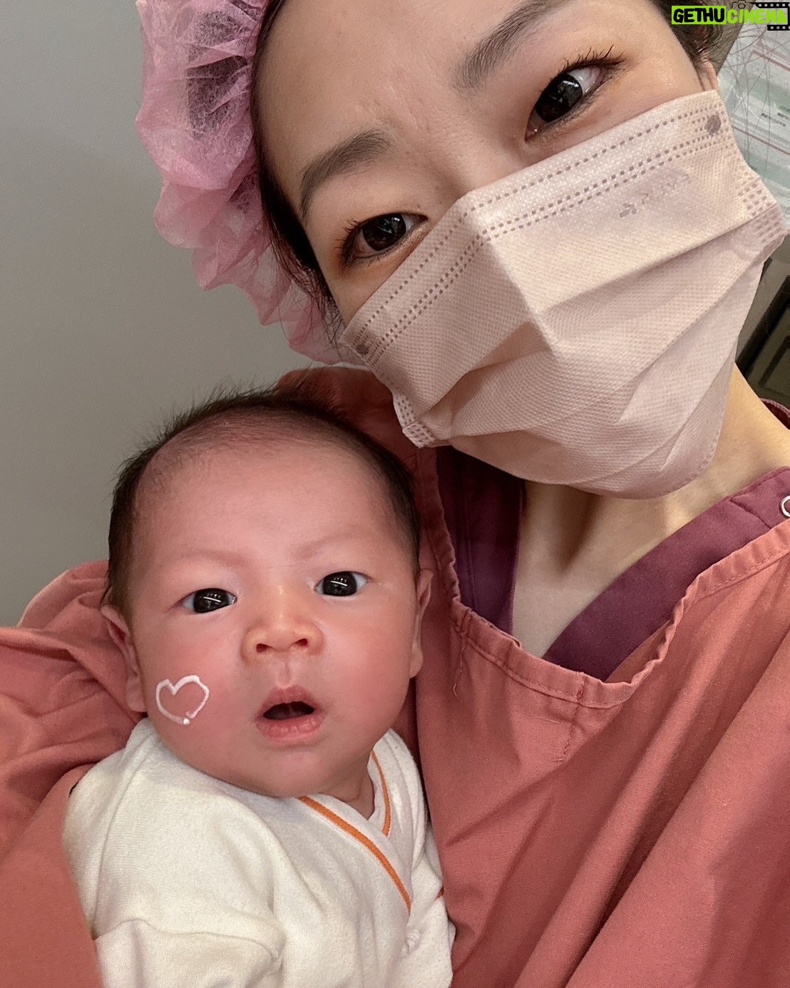 Nini Ouyang - 29.6K Likes - 我從小就認為，能讓自己真正快樂真正幸福的，從來都不是因為獲得任何物質，真正讓自己難過痛苦的，也從來都不是失去任何物質。

親人的離開，寵物的誕生，寵物的離開，再到孩子的出生，我更深信不疑！

沒有想過這是目前唯一一次讓我感受到花錢，原來也有機會感受到快樂跟幸福….但那是因為有他們！

這裡不是月中，這裡像另一個家～

謝謝你們每一位對睦睦的疼愛跟寵溺，每天群組裡快百張的各種照片，三不五時給媽媽情緒價值的鼓勵，下班時間都過了一兩個小時還在陪玩寶寶的心，交班的時候還要抱著寶寶交，一大早或大半夜交奶都能看到邊哄寶寶邊笑的臉，哭鬧時透過玻璃都能感受到你們的呵護，對於每個問題都不厭其煩細心的解說教學，還有好多用眼睛就能感受到愛的瞬間～～

記得要走的前兩天，某位護理師把睦睦送來房間要走的時候，murmur的說了句：「怎麼辦，好捨不得」

我們很幸運，睦睦很幸福，出生來到這個世界的一開始就遇到這樣的你們，為他把屎把尿洗澡刷牙，睡前的最後一眼跟起床的第一眼，即使他以後不會記得，這段時間互動的溫度，一定會陪著他很久很久～

謝謝你們從事這個很重要的工作，更謝謝你們依然保有這樣的愛，愛著來這裡的每一個寶寶！

其實你們大可以做好專業的工作就好，因為多投入的那些情感，在離別時總會伴隨著難過一次次的襲來，但你們依然用真心交換，就像最後幾天，你們說可不可少叫睦睦回房間讓你們多抱抱他多跟他相處～你們不只是上班，你們還付出了感情！

就像拍片一樣，在人生的某個階段某個時光裡，可能會遇到一群相處融洽，真心喜歡的夥伴，然後時間流逝，沒有不散的宴席，縱使未來的路上不一定會再相遇，但離別時，總會因為付出真心相處過，捨不得湧上心頭。此刻的我，正在消化這樣的情緒….

每次洗水果給你們吃、買飲料給你們，分享小東西，又或者聊天拉低賽，這些都毫不起眼，但那些當下，都是我跟妮妮會主動想到你們的心～

感謝緣分讓我們這個小家庭能遇到這麼棒的你們！承接起你們的愛，陪伴教育睦睦未來成為一個像你們一樣，散發溫暖給身邊的人！

未來的路上就算真的不會再遇到了，此刻我也真心誠意的給予滿滿的祝福，並謝謝你們，希望你們每一位都平安健康快樂的繼續散佈溫暖！

#木芯