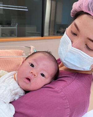 Nini Ouyang Instagram - 我從小就認為,能讓自己真正快樂真正幸福的,從來都不是因為獲得任何物質,真正讓自己難過痛苦的,也從來都不是失去任何物質。
親人的離開,寵物的誕生,寵物的離開,再到孩子的出生,我更深信不疑!
沒有想過這是目前唯一一次讓我感受到花錢,原來也有機會感受到快樂跟幸福….但那是因為有他們!
這裡不是月中,這裡像另一個家~
謝謝你們每一位對睦睦的疼愛跟寵溺,每天群組裡快百張的各種照片,三不五時給媽媽情緒價值的鼓勵,下班時間都過了一兩個小時還在陪玩寶寶的心,交班的時候還要抱著寶寶交,一大早或大半夜交奶都能看到邊哄寶寶邊笑的臉,哭鬧時透過玻璃都能感受到你們的呵護,對於每個問題都不厭其煩細心的解說教學,還有好多用眼睛就能感受到愛的瞬間~~
記得要走的前兩天,某位護理師把睦睦送來房間要走的時候,murmur的說了句:「怎麼辦,好捨不得」
我們很幸運,睦睦很幸福,出生來到這個世界的一開始就遇到這樣的你們,為他把屎把尿洗澡刷牙,睡前的最後一眼跟起床的第一眼,即使他以後不會記得,這段時間互動的溫度,一定會陪著他很久很久~
謝謝你們從事這個很重要的工作,更謝謝你們依然保有這樣的愛,愛著來這裡的每一個寶寶!
其實你們大可以做好專業的工作就好,因為多投入的那些情感,在離別時總會伴隨著難過一次次的襲來,但你們依然用真心交換,就像最後幾天,你們說可不可少叫睦睦回房間讓你們多抱抱他多跟他相處~你們不只是上班,你們還付出了感情!
就像拍片一樣,在人生的某個階段某個時光裡,可能會遇到一群相處融洽,真心喜歡的夥伴,然後時間流逝,沒有不散的宴席,縱使未來的路上不一定會再相遇,但離別時,總會因為付出真心相處過,捨不得湧上心頭。此刻的我,正在消化這樣的情緒….
每次洗水果給你們吃、買飲料給你們,分享小東西,又或者聊天拉低賽,這些都毫不起眼,但那些當下,都是我跟妮妮會主動想到你們的心~
感謝緣分讓我們這個小家庭能遇到這麼棒的你們!承接起你們的愛,陪伴教育睦睦未來成為一個像你們一樣,散發溫暖給身邊的人!
未來的路上就算真的不會再遇到了,此刻我也真心誠意的給予滿滿的祝福,並謝謝你們,希望你們每一位都平安健康快樂的繼續散佈溫暖!
#木芯