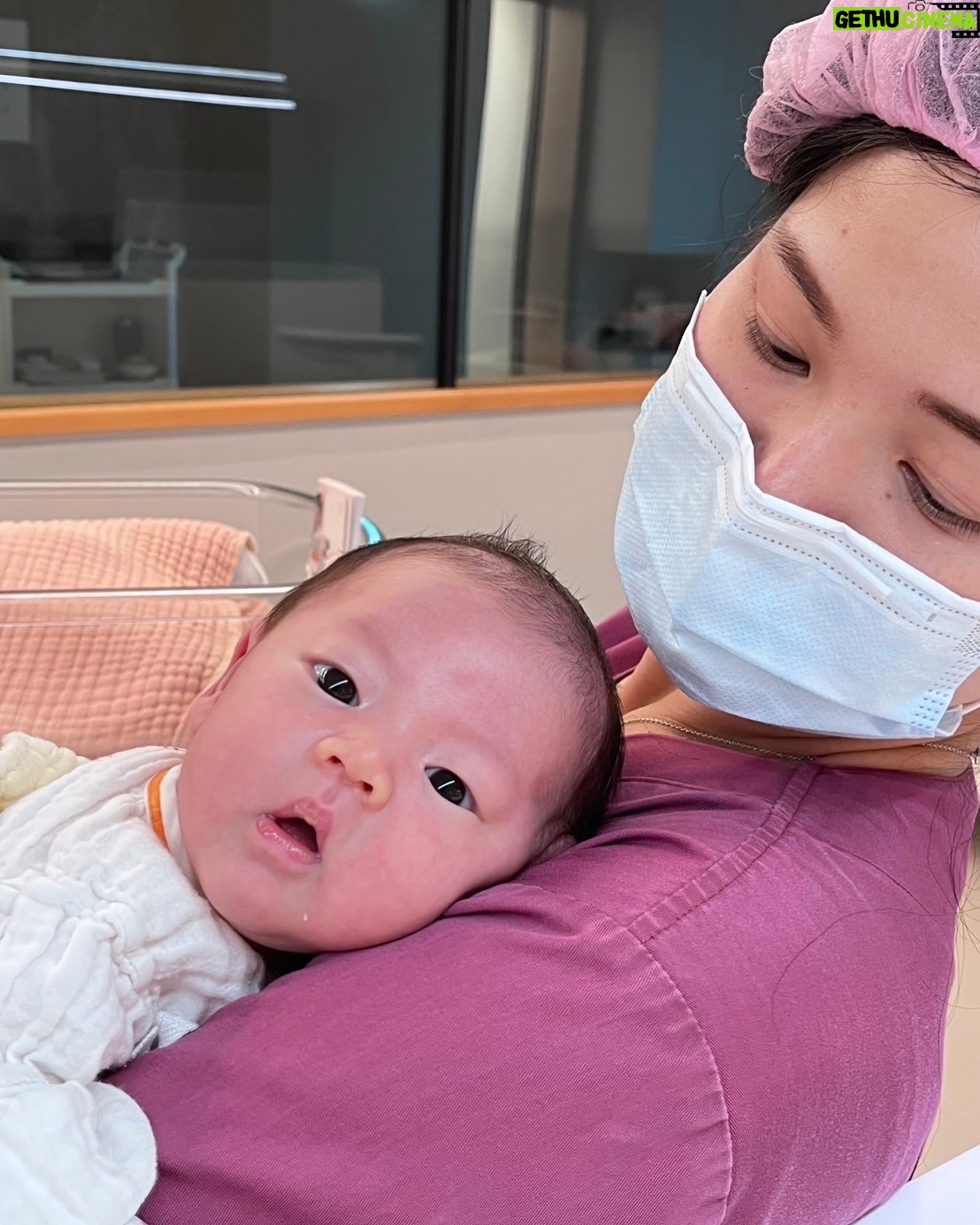 Nini Ouyang - 29.6K Likes - 我從小就認為，能讓自己真正快樂真正幸福的，從來都不是因為獲得任何物質，真正讓自己難過痛苦的，也從來都不是失去任何物質。

親人的離開，寵物的誕生，寵物的離開，再到孩子的出生，我更深信不疑！

沒有想過這是目前唯一一次讓我感受到花錢，原來也有機會感受到快樂跟幸福….但那是因為有他們！

這裡不是月中，這裡像另一個家～

謝謝你們每一位對睦睦的疼愛跟寵溺，每天群組裡快百張的各種照片，三不五時給媽媽情緒價值的鼓勵，下班時間都過了一兩個小時還在陪玩寶寶的心，交班的時候還要抱著寶寶交，一大早或大半夜交奶都能看到邊哄寶寶邊笑的臉，哭鬧時透過玻璃都能感受到你們的呵護，對於每個問題都不厭其煩細心的解說教學，還有好多用眼睛就能感受到愛的瞬間～～

記得要走的前兩天，某位護理師把睦睦送來房間要走的時候，murmur的說了句：「怎麼辦，好捨不得」

我們很幸運，睦睦很幸福，出生來到這個世界的一開始就遇到這樣的你們，為他把屎把尿洗澡刷牙，睡前的最後一眼跟起床的第一眼，即使他以後不會記得，這段時間互動的溫度，一定會陪著他很久很久～

謝謝你們從事這個很重要的工作，更謝謝你們依然保有這樣的愛，愛著來這裡的每一個寶寶！

其實你們大可以做好專業的工作就好，因為多投入的那些情感，在離別時總會伴隨著難過一次次的襲來，但你們依然用真心交換，就像最後幾天，你們說可不可少叫睦睦回房間讓你們多抱抱他多跟他相處～你們不只是上班，你們還付出了感情！

就像拍片一樣，在人生的某個階段某個時光裡，可能會遇到一群相處融洽，真心喜歡的夥伴，然後時間流逝，沒有不散的宴席，縱使未來的路上不一定會再相遇，但離別時，總會因為付出真心相處過，捨不得湧上心頭。此刻的我，正在消化這樣的情緒….

每次洗水果給你們吃、買飲料給你們，分享小東西，又或者聊天拉低賽，這些都毫不起眼，但那些當下，都是我跟妮妮會主動想到你們的心～

感謝緣分讓我們這個小家庭能遇到這麼棒的你們！承接起你們的愛，陪伴教育睦睦未來成為一個像你們一樣，散發溫暖給身邊的人！

未來的路上就算真的不會再遇到了，此刻我也真心誠意的給予滿滿的祝福，並謝謝你們，希望你們每一位都平安健康快樂的繼續散佈溫暖！

#木芯