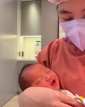 Nini Ouyang Instagram - 我從小就認為,能讓自己真正快樂真正幸福的,從來都不是因為獲得任何物質,真正讓自己難過痛苦的,也從來都不是失去任何物質。
親人的離開,寵物的誕生,寵物的離開,再到孩子的出生,我更深信不疑!
沒有想過這是目前唯一一次讓我感受到花錢,原來也有機會感受到快樂跟幸福….但那是因為有他們!
這裡不是月中,這裡像另一個家~
謝謝你們每一位對睦睦的疼愛跟寵溺,每天群組裡快百張的各種照片,三不五時給媽媽情緒價值的鼓勵,下班時間都過了一兩個小時還在陪玩寶寶的心,交班的時候還要抱著寶寶交,一大早或大半夜交奶都能看到邊哄寶寶邊笑的臉,哭鬧時透過玻璃都能感受到你們的呵護,對於每個問題都不厭其煩細心的解說教學,還有好多用眼睛就能感受到愛的瞬間~~
記得要走的前兩天,某位護理師把睦睦送來房間要走的時候,murmur的說了句:「怎麼辦,好捨不得」
我們很幸運,睦睦很幸福,出生來到這個世界的一開始就遇到這樣的你們,為他把屎把尿洗澡刷牙,睡前的最後一眼跟起床的第一眼,即使他以後不會記得,這段時間互動的溫度,一定會陪著他很久很久~
謝謝你們從事這個很重要的工作,更謝謝你們依然保有這樣的愛,愛著來這裡的每一個寶寶!
其實你們大可以做好專業的工作就好,因為多投入的那些情感,在離別時總會伴隨著難過一次次的襲來,但你們依然用真心交換,就像最後幾天,你們說可不可少叫睦睦回房間讓你們多抱抱他多跟他相處~你們不只是上班,你們還付出了感情!
就像拍片一樣,在人生的某個階段某個時光裡,可能會遇到一群相處融洽,真心喜歡的夥伴,然後時間流逝,沒有不散的宴席,縱使未來的路上不一定會再相遇,但離別時,總會因為付出真心相處過,捨不得湧上心頭。此刻的我,正在消化這樣的情緒….
每次洗水果給你們吃、買飲料給你們,分享小東西,又或者聊天拉低賽,這些都毫不起眼,但那些當下,都是我跟妮妮會主動想到你們的心~
感謝緣分讓我們這個小家庭能遇到這麼棒的你們!承接起你們的愛,陪伴教育睦睦未來成為一個像你們一樣,散發溫暖給身邊的人!
未來的路上就算真的不會再遇到了,此刻我也真心誠意的給予滿滿的祝福,並謝謝你們,希望你們每一位都平安健康快樂的繼續散佈溫暖!
#木芯