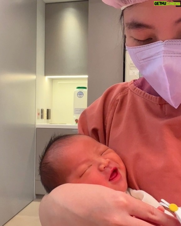 Nini Ouyang - 29.6K Likes - 我從小就認為，能讓自己真正快樂真正幸福的，從來都不是因為獲得任何物質，真正讓自己難過痛苦的，也從來都不是失去任何物質。

親人的離開，寵物的誕生，寵物的離開，再到孩子的出生，我更深信不疑！

沒有想過這是目前唯一一次讓我感受到花錢，原來也有機會感受到快樂跟幸福….但那是因為有他們！

這裡不是月中，這裡像另一個家～

謝謝你們每一位對睦睦的疼愛跟寵溺，每天群組裡快百張的各種照片，三不五時給媽媽情緒價值的鼓勵，下班時間都過了一兩個小時還在陪玩寶寶的心，交班的時候還要抱著寶寶交，一大早或大半夜交奶都能看到邊哄寶寶邊笑的臉，哭鬧時透過玻璃都能感受到你們的呵護，對於每個問題都不厭其煩細心的解說教學，還有好多用眼睛就能感受到愛的瞬間～～

記得要走的前兩天，某位護理師把睦睦送來房間要走的時候，murmur的說了句：「怎麼辦，好捨不得」

我們很幸運，睦睦很幸福，出生來到這個世界的一開始就遇到這樣的你們，為他把屎把尿洗澡刷牙，睡前的最後一眼跟起床的第一眼，即使他以後不會記得，這段時間互動的溫度，一定會陪著他很久很久～

謝謝你們從事這個很重要的工作，更謝謝你們依然保有這樣的愛，愛著來這裡的每一個寶寶！

其實你們大可以做好專業的工作就好，因為多投入的那些情感，在離別時總會伴隨著難過一次次的襲來，但你們依然用真心交換，就像最後幾天，你們說可不可少叫睦睦回房間讓你們多抱抱他多跟他相處～你們不只是上班，你們還付出了感情！

就像拍片一樣，在人生的某個階段某個時光裡，可能會遇到一群相處融洽，真心喜歡的夥伴，然後時間流逝，沒有不散的宴席，縱使未來的路上不一定會再相遇，但離別時，總會因為付出真心相處過，捨不得湧上心頭。此刻的我，正在消化這樣的情緒….

每次洗水果給你們吃、買飲料給你們，分享小東西，又或者聊天拉低賽，這些都毫不起眼，但那些當下，都是我跟妮妮會主動想到你們的心～

感謝緣分讓我們這個小家庭能遇到這麼棒的你們！承接起你們的愛，陪伴教育睦睦未來成為一個像你們一樣，散發溫暖給身邊的人！

未來的路上就算真的不會再遇到了，此刻我也真心誠意的給予滿滿的祝福，並謝謝你們，希望你們每一位都平安健康快樂的繼續散佈溫暖！

#木芯