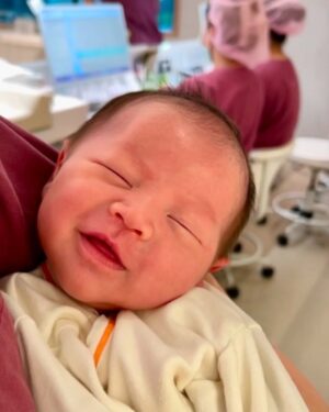 Nini Ouyang Instagram - 我從小就認為,能讓自己真正快樂真正幸福的,從來都不是因為獲得任何物質,真正讓自己難過痛苦的,也從來都不是失去任何物質。
親人的離開,寵物的誕生,寵物的離開,再到孩子的出生,我更深信不疑!
沒有想過這是目前唯一一次讓我感受到花錢,原來也有機會感受到快樂跟幸福….但那是因為有他們!
這裡不是月中,這裡像另一個家~
謝謝你們每一位對睦睦的疼愛跟寵溺,每天群組裡快百張的各種照片,三不五時給媽媽情緒價值的鼓勵,下班時間都過了一兩個小時還在陪玩寶寶的心,交班的時候還要抱著寶寶交,一大早或大半夜交奶都能看到邊哄寶寶邊笑的臉,哭鬧時透過玻璃都能感受到你們的呵護,對於每個問題都不厭其煩細心的解說教學,還有好多用眼睛就能感受到愛的瞬間~~
記得要走的前兩天,某位護理師把睦睦送來房間要走的時候,murmur的說了句:「怎麼辦,好捨不得」
我們很幸運,睦睦很幸福,出生來到這個世界的一開始就遇到這樣的你們,為他把屎把尿洗澡刷牙,睡前的最後一眼跟起床的第一眼,即使他以後不會記得,這段時間互動的溫度,一定會陪著他很久很久~
謝謝你們從事這個很重要的工作,更謝謝你們依然保有這樣的愛,愛著來這裡的每一個寶寶!
其實你們大可以做好專業的工作就好,因為多投入的那些情感,在離別時總會伴隨著難過一次次的襲來,但你們依然用真心交換,就像最後幾天,你們說可不可少叫睦睦回房間讓你們多抱抱他多跟他相處~你們不只是上班,你們還付出了感情!
就像拍片一樣,在人生的某個階段某個時光裡,可能會遇到一群相處融洽,真心喜歡的夥伴,然後時間流逝,沒有不散的宴席,縱使未來的路上不一定會再相遇,但離別時,總會因為付出真心相處過,捨不得湧上心頭。此刻的我,正在消化這樣的情緒….
每次洗水果給你們吃、買飲料給你們,分享小東西,又或者聊天拉低賽,這些都毫不起眼,但那些當下,都是我跟妮妮會主動想到你們的心~
感謝緣分讓我們這個小家庭能遇到這麼棒的你們!承接起你們的愛,陪伴教育睦睦未來成為一個像你們一樣,散發溫暖給身邊的人!
未來的路上就算真的不會再遇到了,此刻我也真心誠意的給予滿滿的祝福,並謝謝你們,希望你們每一位都平安健康快樂的繼續散佈溫暖!
#木芯