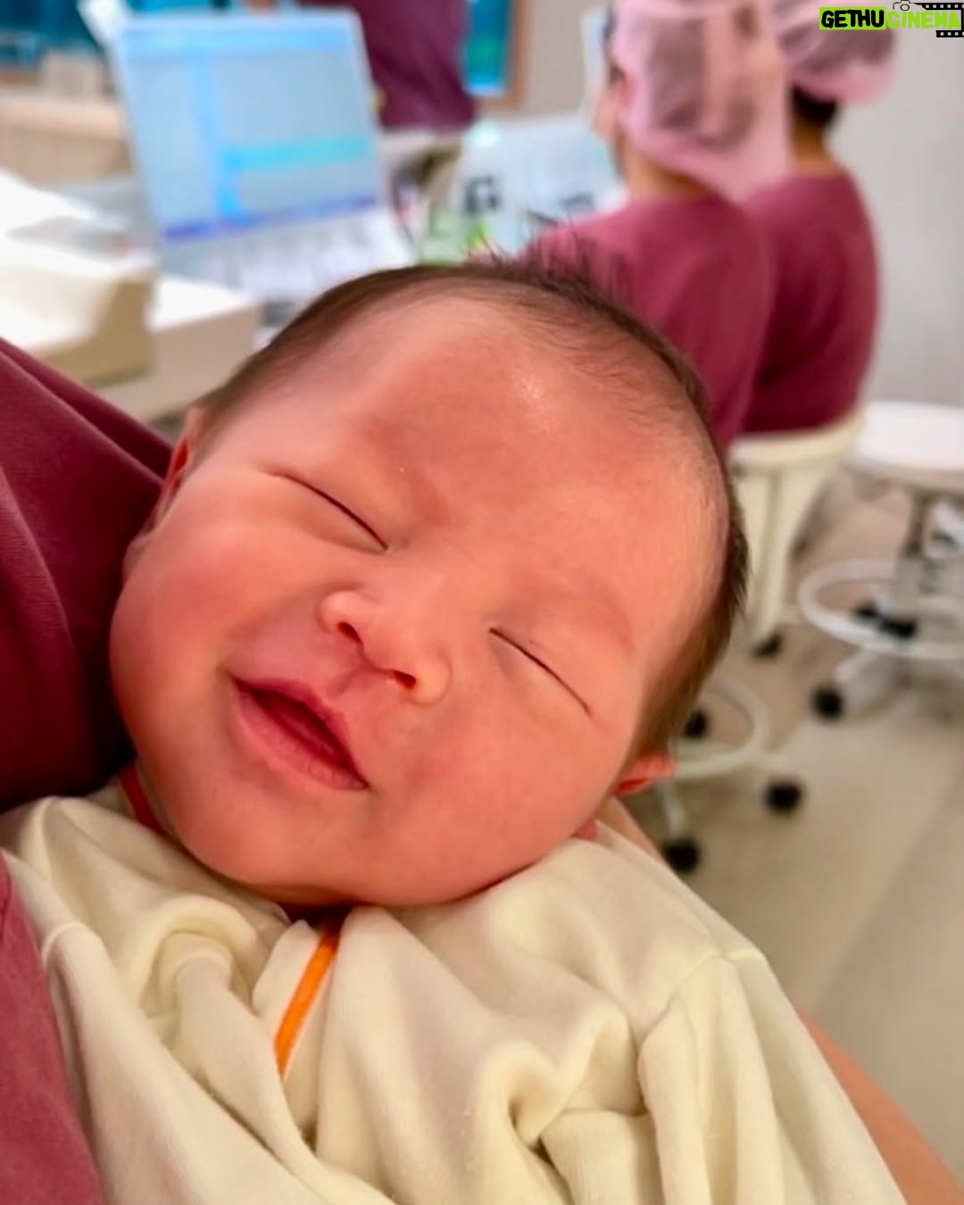 Nini Ouyang - 29.6K Likes - 我從小就認為，能讓自己真正快樂真正幸福的，從來都不是因為獲得任何物質，真正讓自己難過痛苦的，也從來都不是失去任何物質。

親人的離開，寵物的誕生，寵物的離開，再到孩子的出生，我更深信不疑！

沒有想過這是目前唯一一次讓我感受到花錢，原來也有機會感受到快樂跟幸福….但那是因為有他們！

這裡不是月中，這裡像另一個家～

謝謝你們每一位對睦睦的疼愛跟寵溺，每天群組裡快百張的各種照片，三不五時給媽媽情緒價值的鼓勵，下班時間都過了一兩個小時還在陪玩寶寶的心，交班的時候還要抱著寶寶交，一大早或大半夜交奶都能看到邊哄寶寶邊笑的臉，哭鬧時透過玻璃都能感受到你們的呵護，對於每個問題都不厭其煩細心的解說教學，還有好多用眼睛就能感受到愛的瞬間～～

記得要走的前兩天，某位護理師把睦睦送來房間要走的時候，murmur的說了句：「怎麼辦，好捨不得」

我們很幸運，睦睦很幸福，出生來到這個世界的一開始就遇到這樣的你們，為他把屎把尿洗澡刷牙，睡前的最後一眼跟起床的第一眼，即使他以後不會記得，這段時間互動的溫度，一定會陪著他很久很久～

謝謝你們從事這個很重要的工作，更謝謝你們依然保有這樣的愛，愛著來這裡的每一個寶寶！

其實你們大可以做好專業的工作就好，因為多投入的那些情感，在離別時總會伴隨著難過一次次的襲來，但你們依然用真心交換，就像最後幾天，你們說可不可少叫睦睦回房間讓你們多抱抱他多跟他相處～你們不只是上班，你們還付出了感情！

就像拍片一樣，在人生的某個階段某個時光裡，可能會遇到一群相處融洽，真心喜歡的夥伴，然後時間流逝，沒有不散的宴席，縱使未來的路上不一定會再相遇，但離別時，總會因為付出真心相處過，捨不得湧上心頭。此刻的我，正在消化這樣的情緒….

每次洗水果給你們吃、買飲料給你們，分享小東西，又或者聊天拉低賽，這些都毫不起眼，但那些當下，都是我跟妮妮會主動想到你們的心～

感謝緣分讓我們這個小家庭能遇到這麼棒的你們！承接起你們的愛，陪伴教育睦睦未來成為一個像你們一樣，散發溫暖給身邊的人！

未來的路上就算真的不會再遇到了，此刻我也真心誠意的給予滿滿的祝福，並謝謝你們，希望你們每一位都平安健康快樂的繼續散佈溫暖！

#木芯