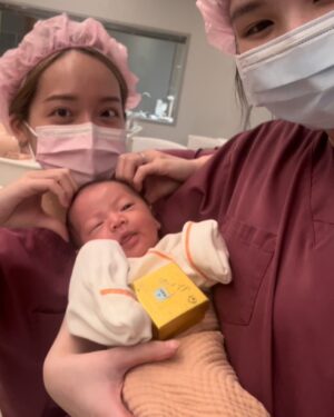 Nini Ouyang Instagram - 我從小就認為,能讓自己真正快樂真正幸福的,從來都不是因為獲得任何物質,真正讓自己難過痛苦的,也從來都不是失去任何物質。
親人的離開,寵物的誕生,寵物的離開,再到孩子的出生,我更深信不疑!
沒有想過這是目前唯一一次讓我感受到花錢,原來也有機會感受到快樂跟幸福….但那是因為有他們!
這裡不是月中,這裡像另一個家~
謝謝你們每一位對睦睦的疼愛跟寵溺,每天群組裡快百張的各種照片,三不五時給媽媽情緒價值的鼓勵,下班時間都過了一兩個小時還在陪玩寶寶的心,交班的時候還要抱著寶寶交,一大早或大半夜交奶都能看到邊哄寶寶邊笑的臉,哭鬧時透過玻璃都能感受到你們的呵護,對於每個問題都不厭其煩細心的解說教學,還有好多用眼睛就能感受到愛的瞬間~~
記得要走的前兩天,某位護理師把睦睦送來房間要走的時候,murmur的說了句:「怎麼辦,好捨不得」
我們很幸運,睦睦很幸福,出生來到這個世界的一開始就遇到這樣的你們,為他把屎把尿洗澡刷牙,睡前的最後一眼跟起床的第一眼,即使他以後不會記得,這段時間互動的溫度,一定會陪著他很久很久~
謝謝你們從事這個很重要的工作,更謝謝你們依然保有這樣的愛,愛著來這裡的每一個寶寶!
其實你們大可以做好專業的工作就好,因為多投入的那些情感,在離別時總會伴隨著難過一次次的襲來,但你們依然用真心交換,就像最後幾天,你們說可不可少叫睦睦回房間讓你們多抱抱他多跟他相處~你們不只是上班,你們還付出了感情!
就像拍片一樣,在人生的某個階段某個時光裡,可能會遇到一群相處融洽,真心喜歡的夥伴,然後時間流逝,沒有不散的宴席,縱使未來的路上不一定會再相遇,但離別時,總會因為付出真心相處過,捨不得湧上心頭。此刻的我,正在消化這樣的情緒….
每次洗水果給你們吃、買飲料給你們,分享小東西,又或者聊天拉低賽,這些都毫不起眼,但那些當下,都是我跟妮妮會主動想到你們的心~
感謝緣分讓我們這個小家庭能遇到這麼棒的你們!承接起你們的愛,陪伴教育睦睦未來成為一個像你們一樣,散發溫暖給身邊的人!
未來的路上就算真的不會再遇到了,此刻我也真心誠意的給予滿滿的祝福,並謝謝你們,希望你們每一位都平安健康快樂的繼續散佈溫暖!
#木芯