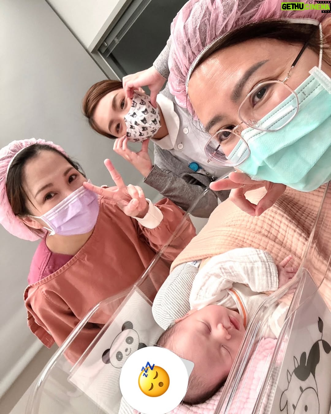 Nini Ouyang - 29.6K Likes - 我從小就認為，能讓自己真正快樂真正幸福的，從來都不是因為獲得任何物質，真正讓自己難過痛苦的，也從來都不是失去任何物質。

親人的離開，寵物的誕生，寵物的離開，再到孩子的出生，我更深信不疑！

沒有想過這是目前唯一一次讓我感受到花錢，原來也有機會感受到快樂跟幸福….但那是因為有他們！

這裡不是月中，這裡像另一個家～

謝謝你們每一位對睦睦的疼愛跟寵溺，每天群組裡快百張的各種照片，三不五時給媽媽情緒價值的鼓勵，下班時間都過了一兩個小時還在陪玩寶寶的心，交班的時候還要抱著寶寶交，一大早或大半夜交奶都能看到邊哄寶寶邊笑的臉，哭鬧時透過玻璃都能感受到你們的呵護，對於每個問題都不厭其煩細心的解說教學，還有好多用眼睛就能感受到愛的瞬間～～

記得要走的前兩天，某位護理師把睦睦送來房間要走的時候，murmur的說了句：「怎麼辦，好捨不得」

我們很幸運，睦睦很幸福，出生來到這個世界的一開始就遇到這樣的你們，為他把屎把尿洗澡刷牙，睡前的最後一眼跟起床的第一眼，即使他以後不會記得，這段時間互動的溫度，一定會陪著他很久很久～

謝謝你們從事這個很重要的工作，更謝謝你們依然保有這樣的愛，愛著來這裡的每一個寶寶！

其實你們大可以做好專業的工作就好，因為多投入的那些情感，在離別時總會伴隨著難過一次次的襲來，但你們依然用真心交換，就像最後幾天，你們說可不可少叫睦睦回房間讓你們多抱抱他多跟他相處～你們不只是上班，你們還付出了感情！

就像拍片一樣，在人生的某個階段某個時光裡，可能會遇到一群相處融洽，真心喜歡的夥伴，然後時間流逝，沒有不散的宴席，縱使未來的路上不一定會再相遇，但離別時，總會因為付出真心相處過，捨不得湧上心頭。此刻的我，正在消化這樣的情緒….

每次洗水果給你們吃、買飲料給你們，分享小東西，又或者聊天拉低賽，這些都毫不起眼，但那些當下，都是我跟妮妮會主動想到你們的心～

感謝緣分讓我們這個小家庭能遇到這麼棒的你們！承接起你們的愛，陪伴教育睦睦未來成為一個像你們一樣，散發溫暖給身邊的人！

未來的路上就算真的不會再遇到了，此刻我也真心誠意的給予滿滿的祝福，並謝謝你們，希望你們每一位都平安健康快樂的繼續散佈溫暖！

#木芯