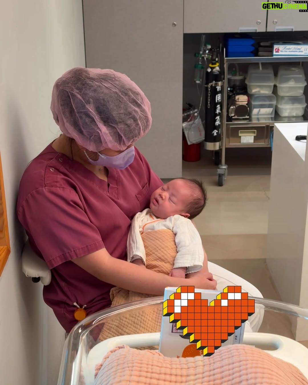 Nini Ouyang - 29.6K Likes - 我從小就認為，能讓自己真正快樂真正幸福的，從來都不是因為獲得任何物質，真正讓自己難過痛苦的，也從來都不是失去任何物質。

親人的離開，寵物的誕生，寵物的離開，再到孩子的出生，我更深信不疑！

沒有想過這是目前唯一一次讓我感受到花錢，原來也有機會感受到快樂跟幸福….但那是因為有他們！

這裡不是月中，這裡像另一個家～

謝謝你們每一位對睦睦的疼愛跟寵溺，每天群組裡快百張的各種照片，三不五時給媽媽情緒價值的鼓勵，下班時間都過了一兩個小時還在陪玩寶寶的心，交班的時候還要抱著寶寶交，一大早或大半夜交奶都能看到邊哄寶寶邊笑的臉，哭鬧時透過玻璃都能感受到你們的呵護，對於每個問題都不厭其煩細心的解說教學，還有好多用眼睛就能感受到愛的瞬間～～

記得要走的前兩天，某位護理師把睦睦送來房間要走的時候，murmur的說了句：「怎麼辦，好捨不得」

我們很幸運，睦睦很幸福，出生來到這個世界的一開始就遇到這樣的你們，為他把屎把尿洗澡刷牙，睡前的最後一眼跟起床的第一眼，即使他以後不會記得，這段時間互動的溫度，一定會陪著他很久很久～

謝謝你們從事這個很重要的工作，更謝謝你們依然保有這樣的愛，愛著來這裡的每一個寶寶！

其實你們大可以做好專業的工作就好，因為多投入的那些情感，在離別時總會伴隨著難過一次次的襲來，但你們依然用真心交換，就像最後幾天，你們說可不可少叫睦睦回房間讓你們多抱抱他多跟他相處～你們不只是上班，你們還付出了感情！

就像拍片一樣，在人生的某個階段某個時光裡，可能會遇到一群相處融洽，真心喜歡的夥伴，然後時間流逝，沒有不散的宴席，縱使未來的路上不一定會再相遇，但離別時，總會因為付出真心相處過，捨不得湧上心頭。此刻的我，正在消化這樣的情緒….

每次洗水果給你們吃、買飲料給你們，分享小東西，又或者聊天拉低賽，這些都毫不起眼，但那些當下，都是我跟妮妮會主動想到你們的心～

感謝緣分讓我們這個小家庭能遇到這麼棒的你們！承接起你們的愛，陪伴教育睦睦未來成為一個像你們一樣，散發溫暖給身邊的人！

未來的路上就算真的不會再遇到了，此刻我也真心誠意的給予滿滿的祝福，並謝謝你們，希望你們每一位都平安健康快樂的繼續散佈溫暖！

#木芯