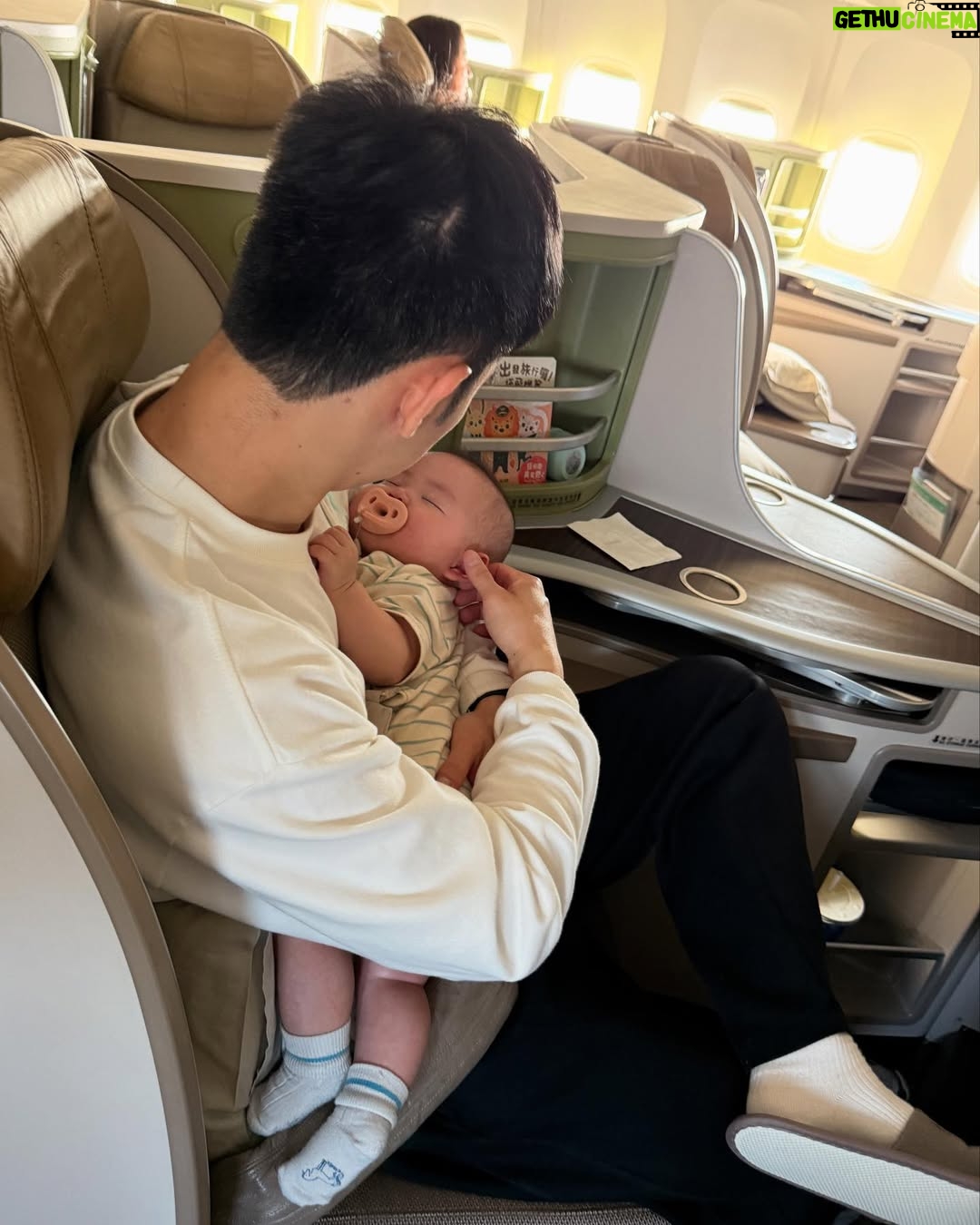 Nini Ouyang - 30.2K Likes - 第一次帶兒子飛飛～成功！！
謝謝兒子很配合😭

這幾張大概是覺得
媽媽拍夠沒？快給我喝內內哄我睡覺👩🏻‍🍼
結果最後爸爸哄睡成功🏅

#niniouyang2025 #mumuu2025