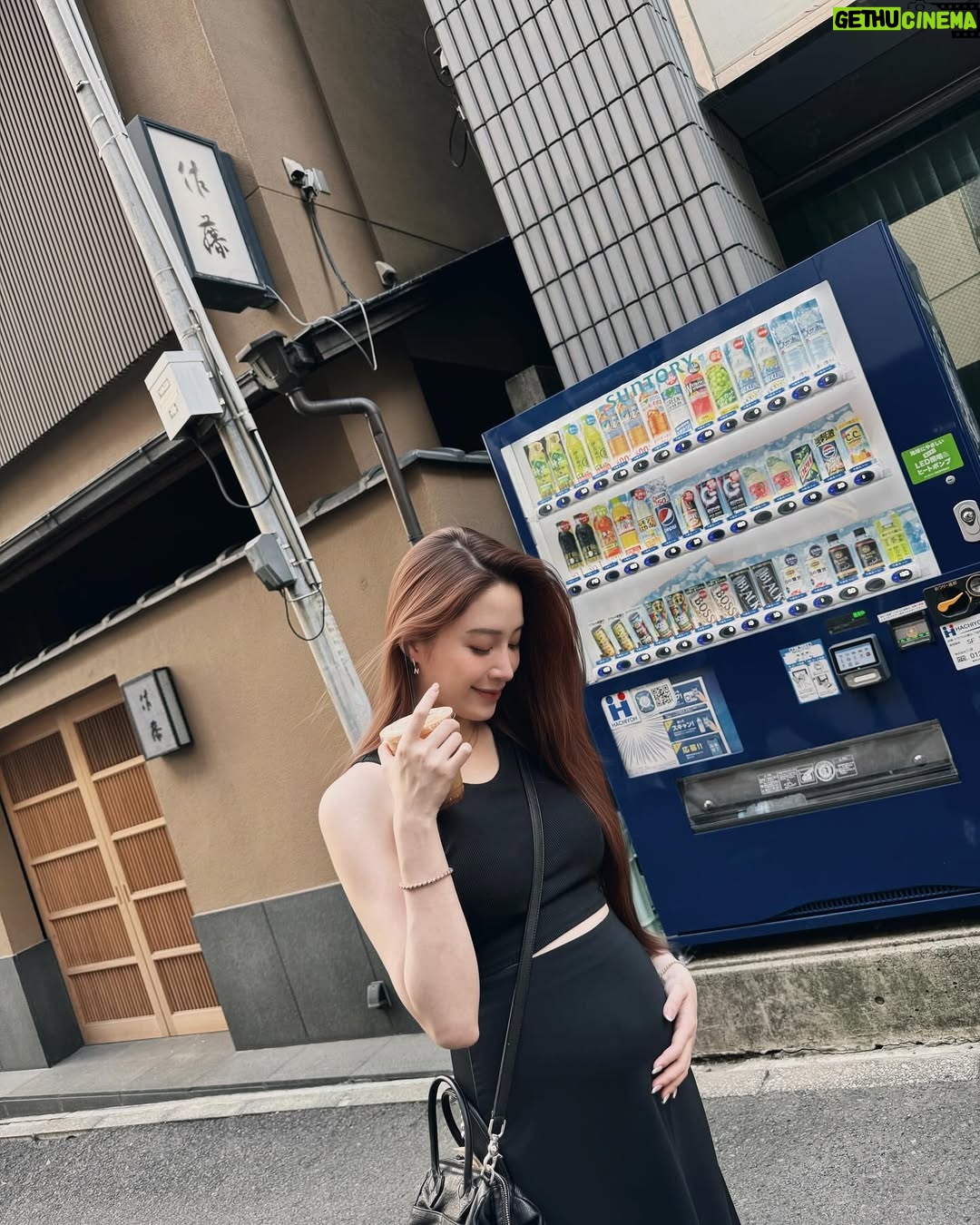 Nini Ouyang - 27.4K Likes - 回顧去年8月帶著5個多月的睦在肚子裡
一起去了東京🫶🏻
下一次去就是帶著睦一起去了！！

那時候肚子小小的
比現在還小😂

#niniouyang2025