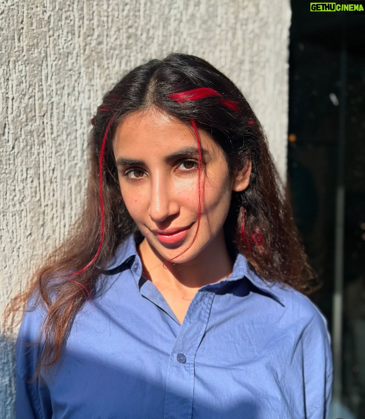 Nish Hair - 3K Likes - Bored of your regular look? Clip in some #Strandouts and instantly add that splash of colour. Shop now on Blinkit, Amazon, Myntra & nishhair.com

#nishhair #nishhairkimalkin