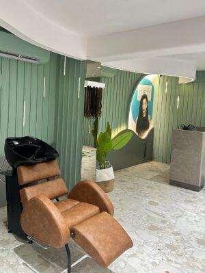 Nish Hair Instagram - Every corner is designed with love…. Whether it is our waiting area or it is our private room for trials or having a hair wash station for the first time…. We are so ready to welcome you to our Nish Hair Bengaluru Store….
#nishhair #hairextensions #humanhair #clipinhair