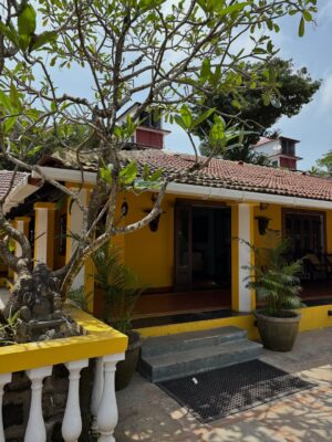 Nish Hair Instagram - Malkin & Malik have officially arrived in Goa🩵
The Nish Hair store opens its doors today at 6 PM. Come stop by, try our products, and celebrate with us
#nishhair #nishhairkimalkin #nishhairgoa #hairextentions