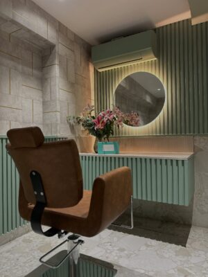 Nish Hair Instagram - Every corner is designed with love…. Whether it is our waiting area or it is our private room for trials or having a hair wash station for the first time…. We are so ready to welcome you to our Nish Hair Bengaluru Store….
#nishhair #hairextensions #humanhair #clipinhair