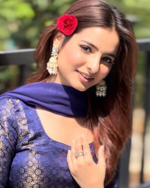 Nisha Bhandari Instagram - Gulaab jahi ne ❤️