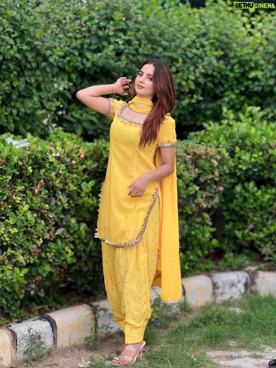 Nisha Bhandari - 23.7K Likes - 💛💛💛