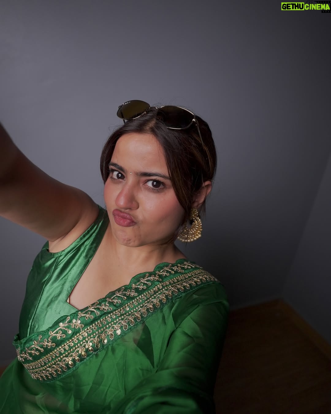 Nishu Tiwari - 134.9K Likes - Sarkaari naukri wale ka rista aaya hai 😅😍