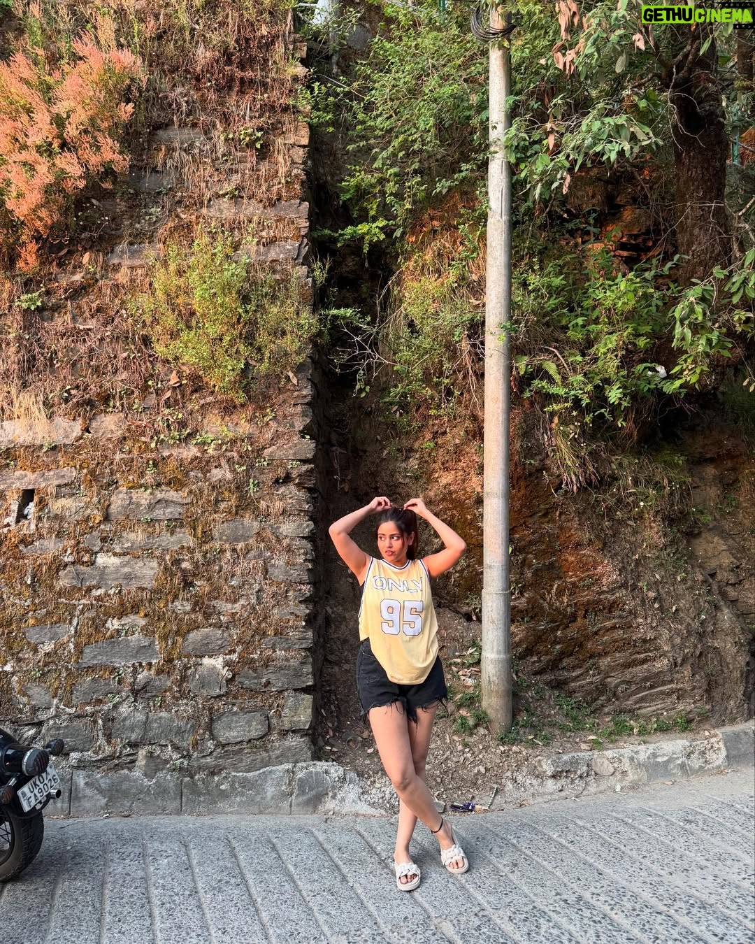 Nishu Tiwari - 112.5K Likes - Laddu Peela color 💛