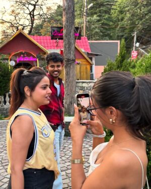 Nishu Tiwari Instagram - Laddu Peela color 💛