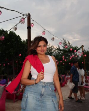 Nishu Tiwari Instagram - Mahol pura Gulabi 💖