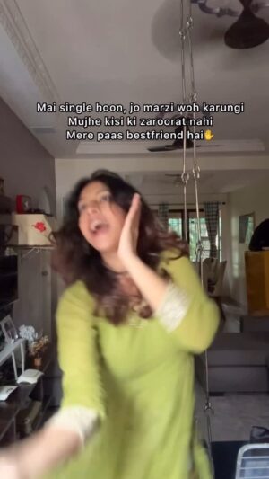 Nisman Parpia Instagram - Pura friend circle committed haiš¤”>>
Outfit: @bunaai
#relatable #comedy #funny #desimemes #relationships #dating #single #couple #boyfriend #trend