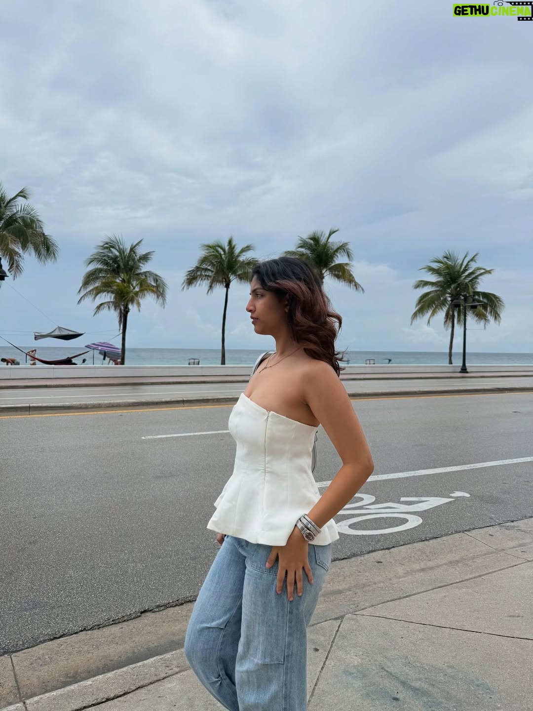 Nisman Parpia - 134.8K Likes - Aesthetics mein zindagi aur zindagi mein bhar bhar ke duvidha🤍