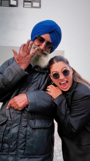 Nita Shilimkar Instagram - Don’t miss the end 😅 Trend with the coolest Tayaji in the Punjab ❤️
.
.
.
#nita #reels #trend #love #fashion #outfit