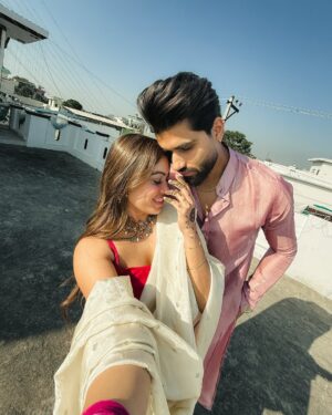 Nita Shilimkar Instagram - Ek Heer thi ya tha ek ranjha ❤️🧿
.
Both outfits : @riniva.in
.
Edit : @saetenation
.
.
#nita #insta #pind #couple #panjabi #suit #traditional