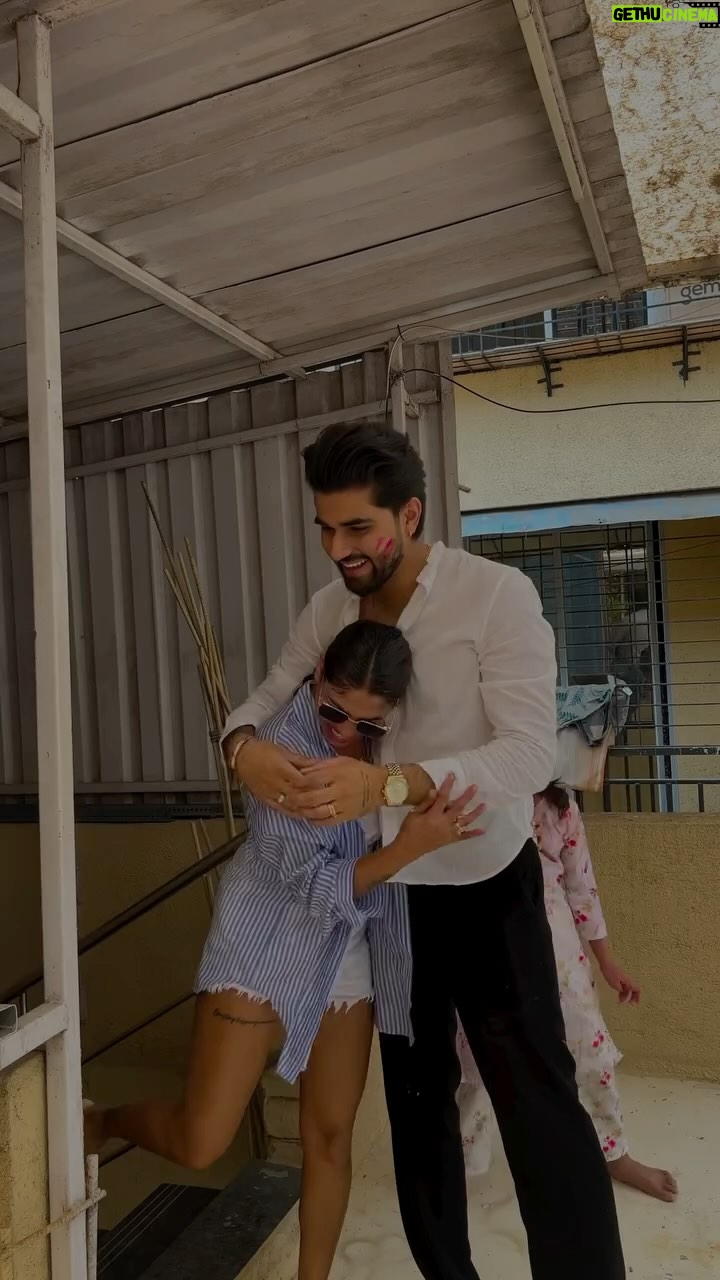 Nita Shilimkar - 560.5K Likes - Kaise main hi hamesha fas jati hu happy Holi everyone 🙏❤️
.
.
.
#nita #reels #prank #holi #couple