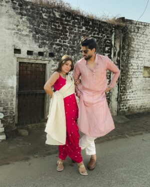Nita Shilimkar Instagram - Ek Heer thi ya tha ek ranjha ❤️🧿
.
Both outfits : @riniva.in
.
Edit : @saetenation
.
.
#nita #insta #pind #couple #panjabi #suit #traditional