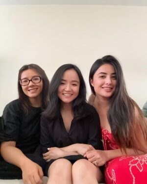 Niti Shah Instagram - New York’s a vibe, but it’s my friends that make it lit.🗽🏙️💃