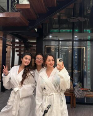 Niti Shah Instagram - New York’s a vibe, but it’s my friends that make it lit.🗽🏙️💃