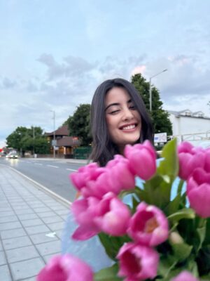 Niti Shah Instagram - 💙🦋🌷