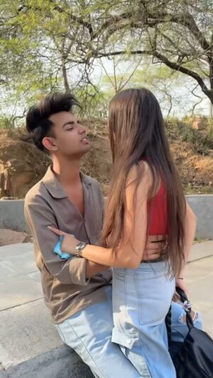 Nitisha Instagram - Cigarettes ke piche ladai hogyi 😂😂 @abid_09_ @nitishaa_09_ #reels #reelsinstagram #instadaily #instagood #explore #explorepage #love #cute #happy #viral #reelitfeelit #reelkarofeelkaro #reelsindia #instamood