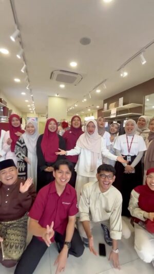 Noorkhiriah Instagram - 'Lagi Senang Lagi Tenang'.. Tahniah @telekung.sitikhadijah Atas Pembukaan Butik Ke 61 Di Temerloh Pahang..Terima Kasih..Izin Allah Kita Berjumpa Lagi..Promosi Masih Berlangsung Sehingga Esok Di Butik @sitikhadijah.temerloh Jemput Datang yer aukme..🚗🚗🚗