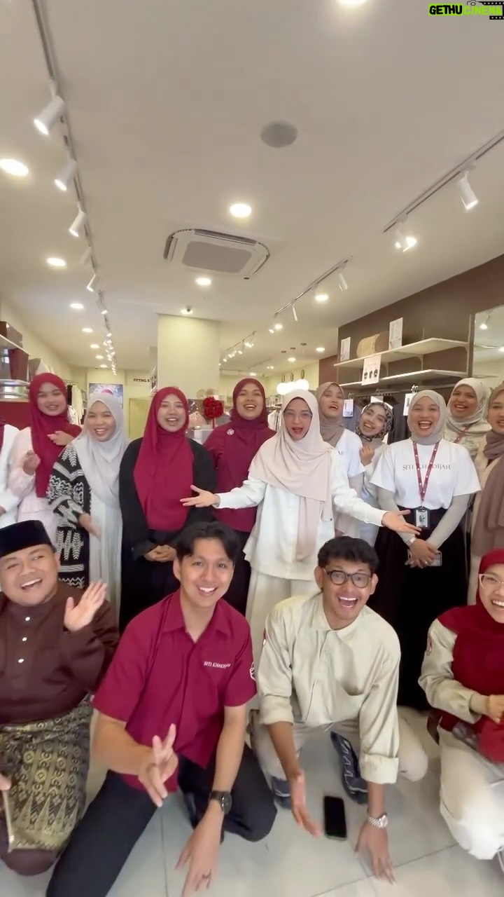 Noorkhiriah - 3 Likes - 'Lagi Senang Lagi Tenang'.. Tahniah @telekung.sitikhadijah Atas Pembukaan Butik Ke 61 Di Temerloh Pahang..Terima Kasih..Izin Allah Kita Berjumpa Lagi..Promosi Masih Berlangsung Sehingga Esok Di Butik @sitikhadijah.temerloh Jemput Datang yer aukme..🚗🚗🚗