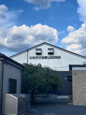 Noorkhiriah Instagram - Sayonara 🇯🇵 …Izin Allah Kita Berjumpa Lagi..Silalah Pegi..Belajar Sesuatu Kat Sana walaupun Tangga & Train Berpisah Tiada..Kusi Menunggu Jarang2 Ada..Lenguh Cmne Pandai2 Le Setel..Patutlah Dema Maju Beribu2 Batu..Manusia Tak Sempat Duduk..Otak Sama Laju Dengan Kaki..Pakai Dress Bawa Beskal..Comei yakmat..Dahlah Lawo waima Mata Cepet..Nak Jumpa Org2 Demok Punyalah Susah..Padahal Kedai Makan Bsepah..Sampah Apatah Lagi..Jalan Berkilat..Anak2 Pegang HP @ Tablet Boleh Bilang Dengan Jari..Respect..Apapun Malaysia Di ❤️.. @yatulnaim @aziatyfadhlina_ next Kemana Kita?.. Awas Lorrrrrrr.. Opah @nuruliyanafss Dah Tkleh Kacau..OpisTime😆😆tQ @pemburutiketmurah #epicredahJapan