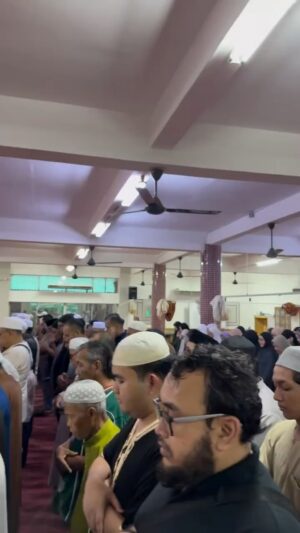 Noorkhiriah Instagram - Perkhidmatan Ini Kekal Walau Akak Dah Takde..Kisah Semalam..3x Solat Jenazah Dengan Jemaah Yang Sangat Ramai..Alhamdulillah..Semoga Allah Menempatkan Allahyarham Bersama Orang2 Yang Beriman.. Selamat Jalan Penerbit @rtm_malaysia En Azizi Harun..Salam Takziah Dari Kami @pertubuhanamalnurbykhiriah Buat Keluarga Allahyarham Azizi Harun.. Al Fatihah..