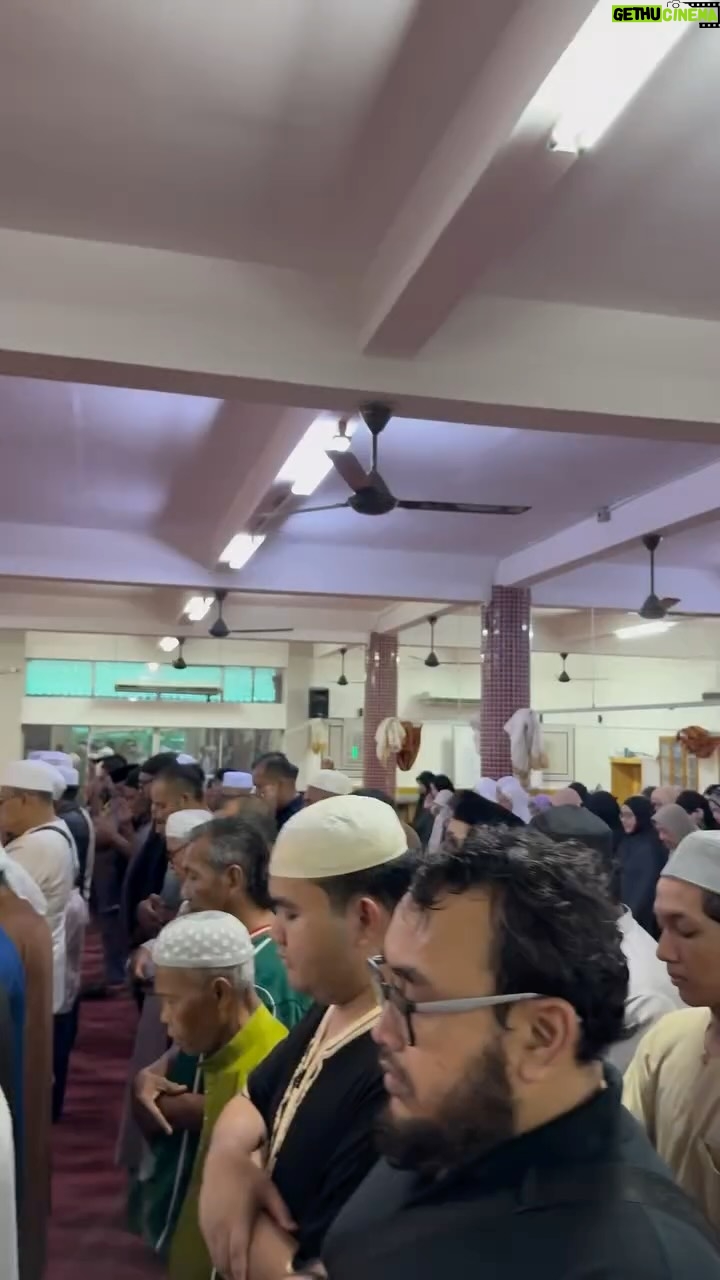 Noorkhiriah - 3 Likes - Perkhidmatan Ini Kekal Walau Akak Dah Takde..Kisah Semalam..3x Solat Jenazah Dengan Jemaah Yang Sangat Ramai..Alhamdulillah..Semoga Allah Menempatkan Allahyarham Bersama Orang2 Yang Beriman.. Selamat Jalan Penerbit @rtm_malaysia En Azizi Harun..Salam Takziah Dari Kami @pertubuhanamalnurbykhiriah Buat Keluarga Allahyarham Azizi Harun.. Al Fatihah..