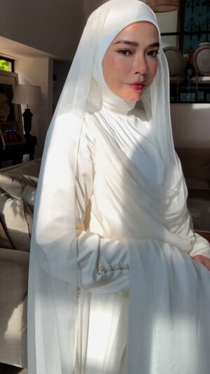 Nora Danish Instagram - 🤍 love in white.
@farrabyfarraizyan