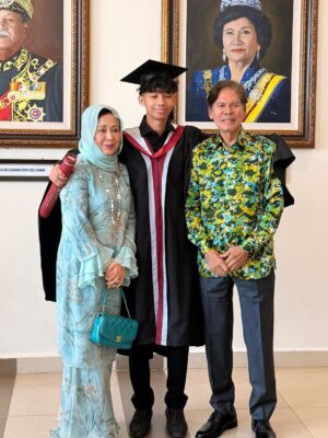 Nora Danish Instagram - Alhamdulillah, we witnessed another blessing from Allah 🤲🏼🤍 my eldest son completing his school years. May the knowledge you’ve gained be a light that guides you in this world and the next. Walk forward with tawakkul, adab, and faith. Mommy will always pray for your success under Allah’s divine mercy 🤍
Mcm baru semalam mommy hantar qal menangis masuk asrama 😢
18 June 2025