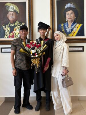 Nora Danish Instagram - Alhamdulillah, we witnessed another blessing from Allah 🤲🏼🤍 my eldest son completing his school years. May the knowledge you’ve gained be a light that guides you in this world and the next. Walk forward with tawakkul, adab, and faith. Mommy will always pray for your success under Allah’s divine mercy 🤍
Mcm baru semalam mommy hantar qal menangis masuk asrama 😢
18 June 2025