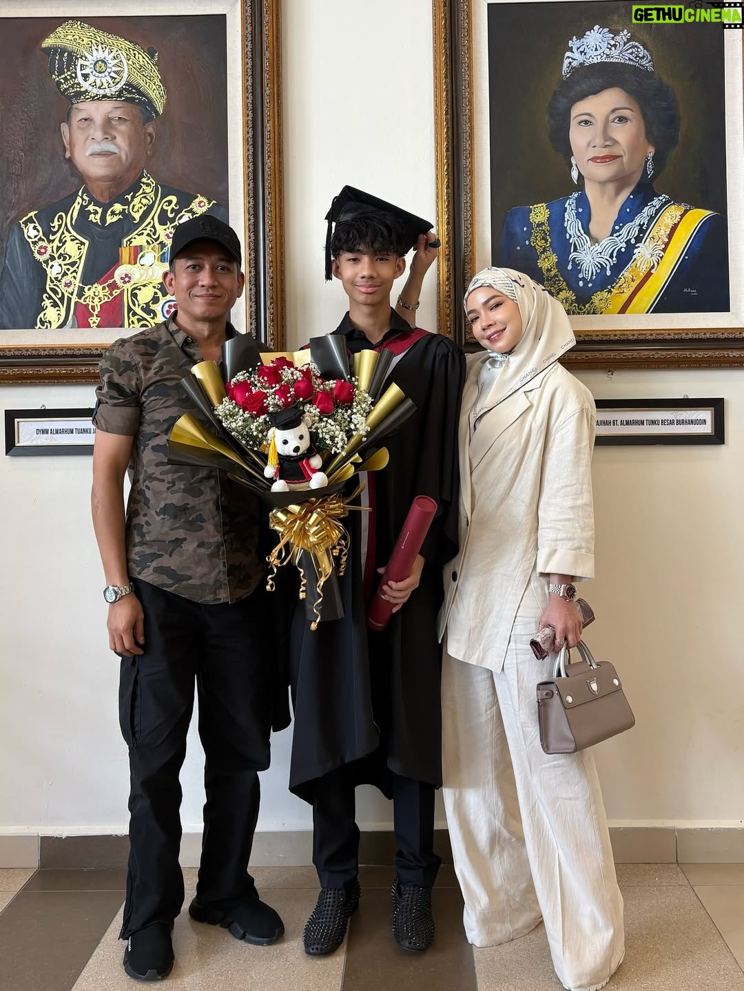 Nora Danish - 80.3K Likes - Alhamdulillah, we witnessed another blessing from Allah 🤲🏼🤍 my eldest son completing his school years. May the knowledge you’ve gained be a light that guides you in this world and the next. Walk forward with tawakkul, adab, and faith. Mommy  will always pray for your success under Allah’s divine mercy 🤍

Mcm baru semalam mommy hantar qal menangis masuk asrama 😢 

18 June 2025