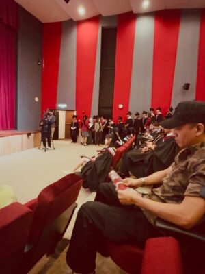 Nora Danish Instagram - Alhamdulillah, we witnessed another blessing from Allah 🤲🏼🤍 my eldest son completing his school years. May the knowledge you’ve gained be a light that guides you in this world and the next. Walk forward with tawakkul, adab, and faith. Mommy will always pray for your success under Allah’s divine mercy 🤍
Mcm baru semalam mommy hantar qal menangis masuk asrama 😢
18 June 2025