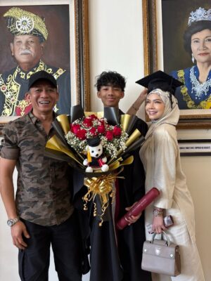 Nora Danish Instagram - Alhamdulillah, we witnessed another blessing from Allah 🤲🏼🤍 my eldest son completing his school years. May the knowledge you’ve gained be a light that guides you in this world and the next. Walk forward with tawakkul, adab, and faith. Mommy will always pray for your success under Allah’s divine mercy 🤍
Mcm baru semalam mommy hantar qal menangis masuk asrama 😢
18 June 2025