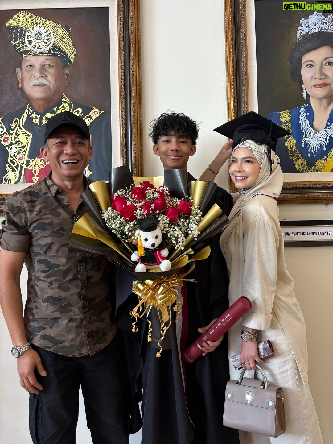 Nora Danish - 80.3K Likes - Alhamdulillah, we witnessed another blessing from Allah 🤲🏼🤍 my eldest son completing his school years. May the knowledge you’ve gained be a light that guides you in this world and the next. Walk forward with tawakkul, adab, and faith. Mommy  will always pray for your success under Allah’s divine mercy 🤍

Mcm baru semalam mommy hantar qal menangis masuk asrama 😢 

18 June 2025