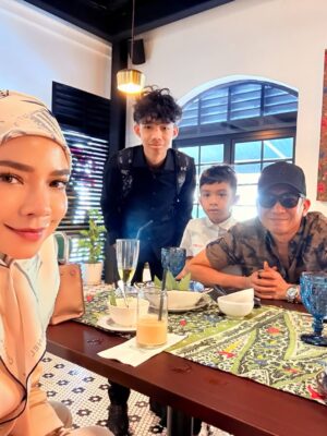 Nora Danish Instagram - Alhamdulillah, we witnessed another blessing from Allah 🤲🏼🤍 my eldest son completing his school years. May the knowledge you’ve gained be a light that guides you in this world and the next. Walk forward with tawakkul, adab, and faith. Mommy will always pray for your success under Allah’s divine mercy 🤍
Mcm baru semalam mommy hantar qal menangis masuk asrama 😢
18 June 2025