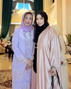 Nora Danish Instagram - MasyaAllah TabarakAllah ,
Semoga di Permudahkan segala
urusan 🤲🏼
Di iringi doa dan ingatan tulus ikhlas.
Kami akan sentiasa merindui mummy & daddy.
Selamat berbakti buat negara tercinta Tun 🫡