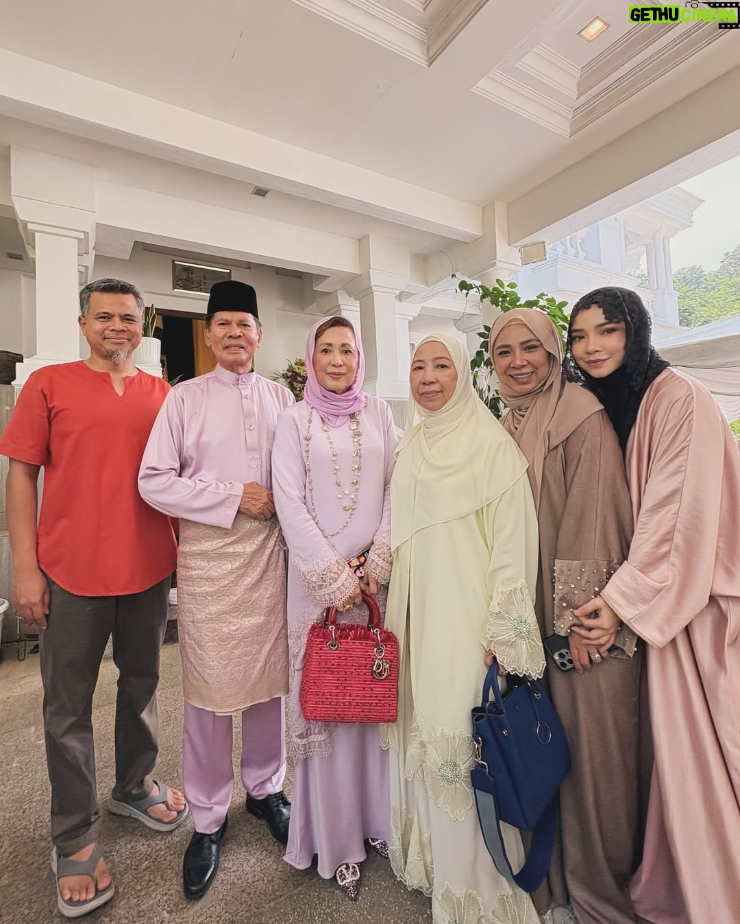 Nora Danish - 50.5K Likes - MasyaAllah TabarakAllah , 
Semoga di Permudahkan segala 
urusan 🤲🏼 
Di iringi doa dan ingatan tulus ikhlas. 
Kami akan sentiasa merindui mummy & daddy. 
Selamat berbakti buat negara tercinta Tun 🫡