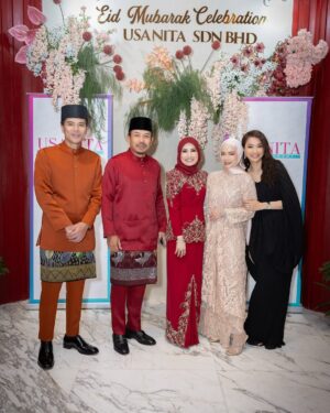 Nora Danish Instagram - Kami sayang boss kami yg cantik ni… 😍
@usanita.hq @nanahasan_07
